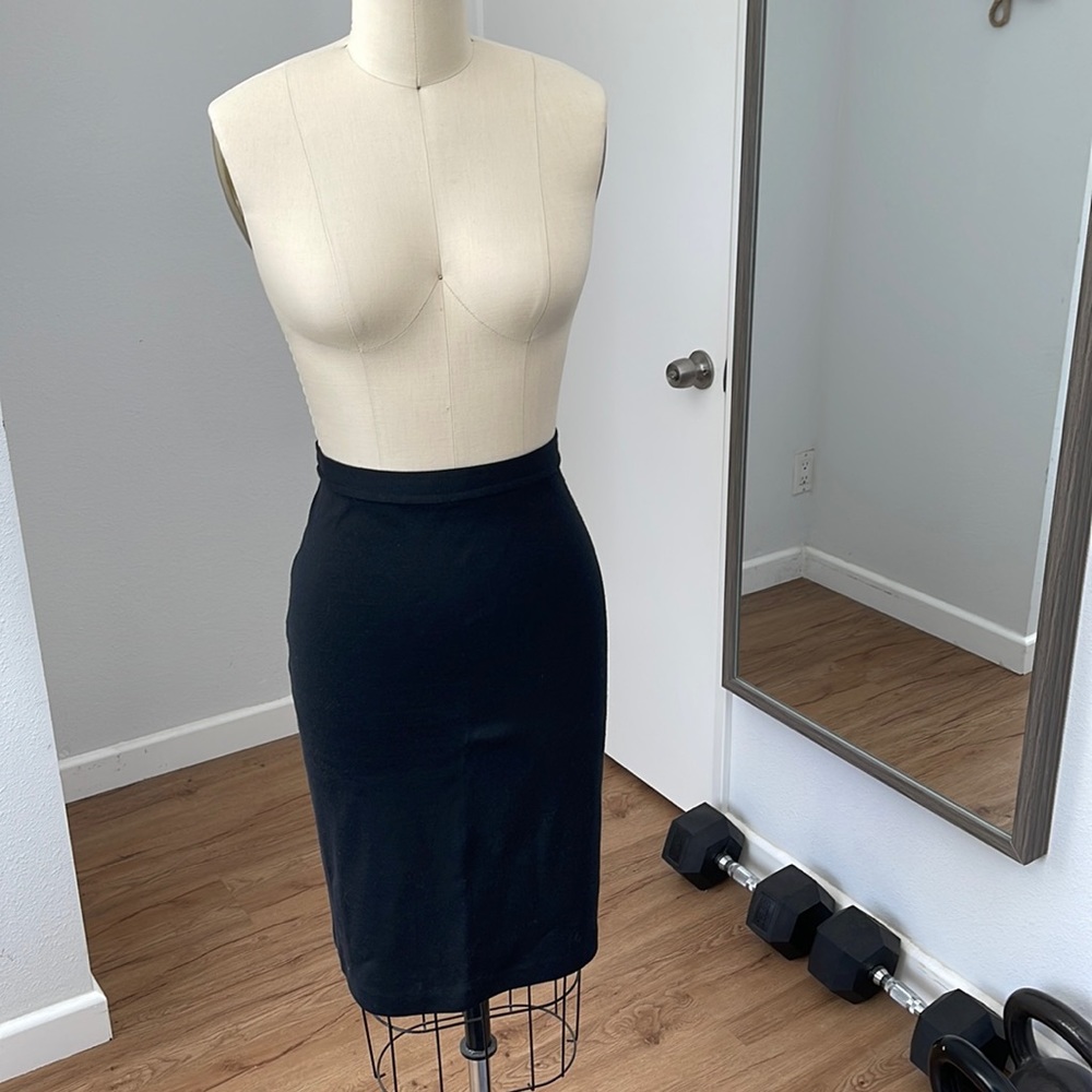 NEW! St. John Knits Caviar Skirt. Size 4.